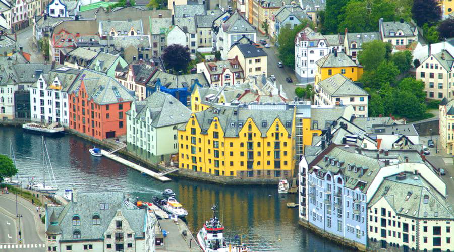 Nossos serviços de aluguel de carros oferecem uma seleção diversificada de veículos em Alesund.